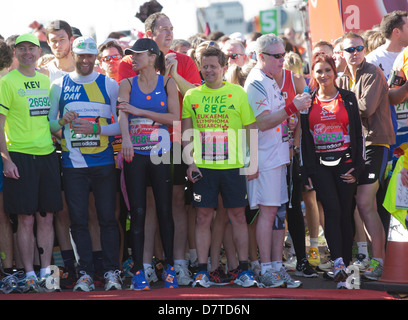 Prominente Teilnehmer bei einem Fototermin vor dem Start des Rennens Virgin London Marathon 2013 Stockfoto