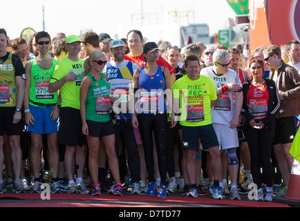 Prominente Teilnehmer bei einem Fototermin vor dem Start des Rennens Virgin London Marathon 2013 Stockfoto