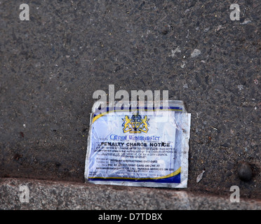 Ausrangierte Strafe kostenlos Hinweis für unbezahlte Auto Parkgebühr verworfen und links auf einer Londoner Straße. Mai 2012 Stockfoto