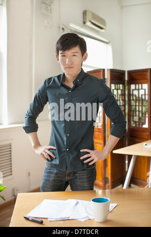 Porträt von professionellen Mann in Kreativbüro Stockfoto