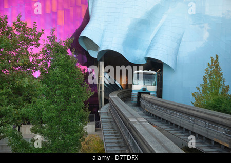 Nordamerika, USA, Washington, Seattle, Seattle Center. Einschienenbahn-Tunnel, der durch das Experience Music Project läuft. Stockfoto
