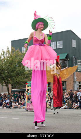 Nordamerika, USA, Washington, Seattle. Frauen auf Stelzen an der Fremont Solstice Parade im Juni 2012. Stockfoto