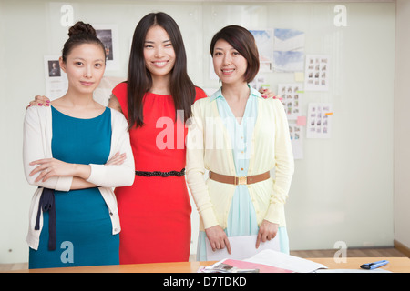 Portrait of Smiling Unternehmerinnen im Büro Stockfoto