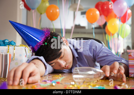 Mann schläft After-Party im Büro Stockfoto