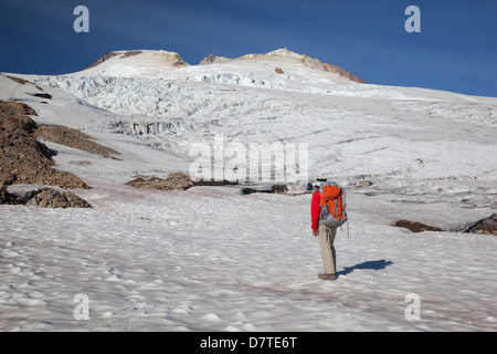 USA, Washington State, Mount Baker National Recreation Area, Park Butte, Mount Baker, Wanderer auf Easton Gletscher (MR) Stockfoto