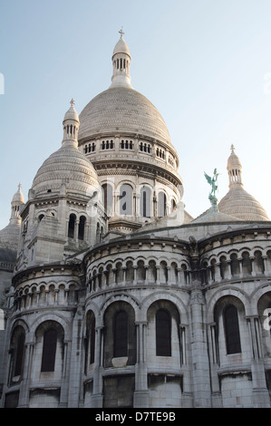 Die hoch aufragenden weißen Kuppeln der Basilika Sacré-Coeur auf dem Montmartre. Diese romanisch-byzantinischem inspirierte Kirche wurde im Jahre 1919 geweiht. Paris, Frankreich. Stockfoto