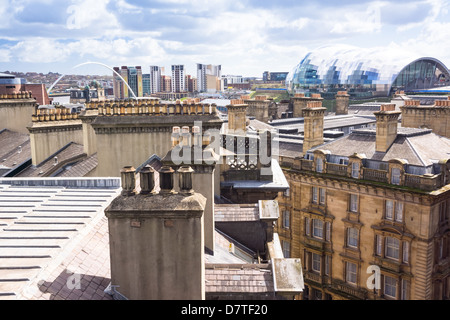 Newcastle City Skyline mit dem Millennium Bridge and The Sage in der Ferne. Stockfoto