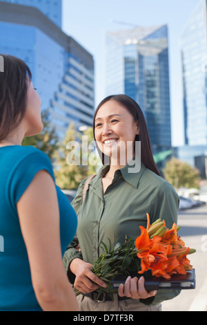 Reife Geschäftsfrau mit Blumen Stockfoto