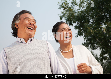 Gerne älteres paar walking im Freien in Peking Stockfoto