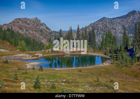 USA, Washington State, Mount Rainier National Park, Alpine Tarn entlang der Naches Schleife in der Nähe von Chinook Pass Stockfoto