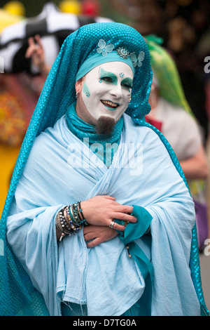 Seattle. Gesicht gemalt, Mitglied von The Sisters of Perpetual Indulgence in Fremont Solstice Parade. Stockfoto