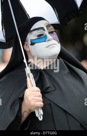 Seattle. Gesicht gemalt, Mitglied von The Sisters of Perpetual Indulgence in Fremont Solstice Parade. Stockfoto