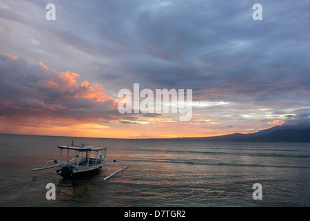 Auslegerboot bei Sonnenaufgang, Insel Gili Air, Indonesien Stockfoto