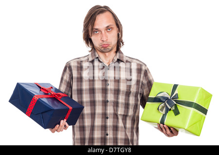 Unentschlossenen Mann, hält zwei Geschenk-Boxen, isoliert auf weißem Hintergrund Stockfoto