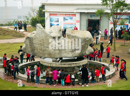 Chinesische Touristen an der drei-Schluchten-Staudamm am Jangtse China Stockfoto