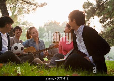 Jugendliche hängen im park Stockfoto