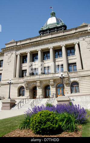 Wisconsin Manitowoc. 8th Street View von Manitowoc County Courthouse, c. 1906, im National Register of Historic Places aufgelistet. Stockfoto