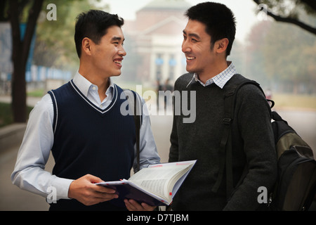 Zwei Studenten auf dem Campus Stockfoto
