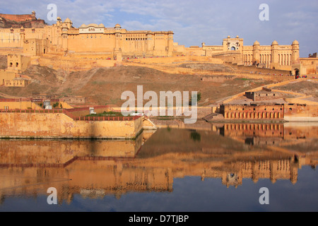Amber Fort spiegelt sich in Maota See, Jaipur, Rajasthan, Indien Stockfoto