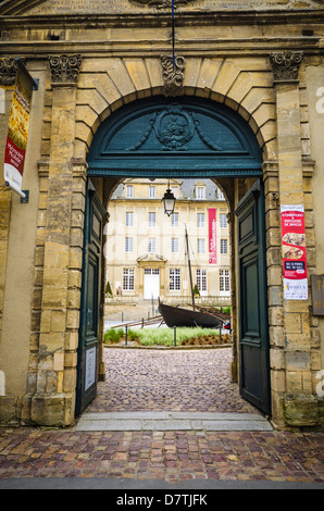 Eintritt in das Bayeux Tapestry Museum, Bayeux, Normandie, Frankreich. Stockfoto