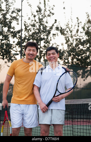 Vater und Reife Sohn spielt Tennis, Porträt Stockfoto