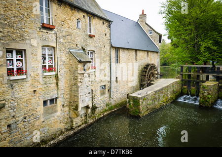 Wasserrad und Stream, Bayeux, Normandie, Frankreich Stockfoto