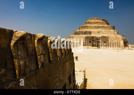 Restauriert Kobras Fries an der Kapelle des südlichen Grabes und Stufenpyramide in der Grabanlage von Zoser. Sakkara, Ägypten Stockfoto