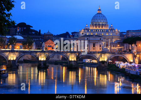 Der Petersdom bei Nacht, Vatikanstadt, Rom, Italien Stockfoto