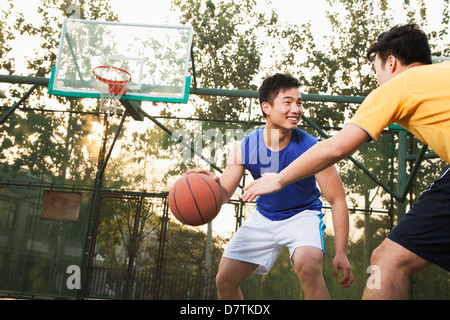 Zwei street-Basketball-Spieler auf dem Basketballplatz Stockfoto