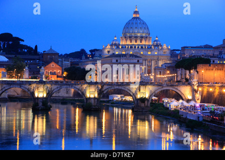 Der Petersdom bei Nacht, Vatikanstadt, Rom, Italien Stockfoto