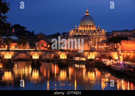 Der Petersdom bei Nacht, Vatikanstadt, Rom, Italien Stockfoto