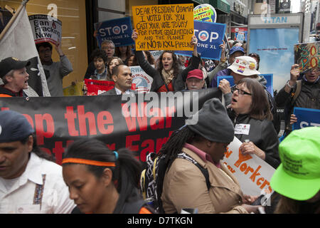 Waldorf Astoria, New York. USA. 13. Mai 2013. Umweltschützer herauskam in Kraft, um Grüße von Präsident Obama im Waldorf-Astoria, wo er für eine demokratische Partei Spendenaktion erzählte ihm kam aufzuhören die Keystone XL Tar Sands Pipeline von in den USA gebaut und sofort Investitionen in nicht umweltschädlichen erneuerbarer Energieformen wie Wind-, Solar-, Welle, Geothermie, und save the Planet und künftige Generationen von der Idiotie der Fortführung unserer gegenwärtigen Energiepolitik. Bildnachweis: David Grossman /Alamy Live-Nachrichten Stockfoto