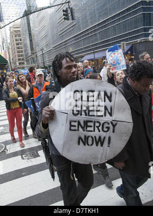 Å√Waldorf Astoria, New York. USA. 13. Mai 2013. Umweltschützer herauskam in Kraft, um Grüße von Präsident Obama im Waldorf-Astoria, wo er für eine demokratische Partei Spendenaktion erzählte ihm kam aufzuhören die Keystone XL Tar Sands Pipeline von in den USA gebaut und sofort Investitionen in nicht umweltschädlichen erneuerbarer Energieformen wie Wind-, Solar-, Welle, Geothermie, und save the Planet und künftige Generationen von der Idiotie der Fortführung unserer gegenwärtigen Energiepolitik. Bildnachweis: David Grossman /Alamy Live-Nachrichten Stockfoto