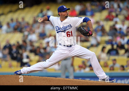 Los Angeles, CA, USA. 13. Mai 2013. Los Angeles Schwindler Krug ab Stellplätze Josh Beckett (61) während der Major League Baseball-Spiel zwischen den Los Angeles Dodgers und die Washington Nationals im Dodger Stadium in Los Angeles, CA. David Hood/CSM./Alamy Live News Stockfoto