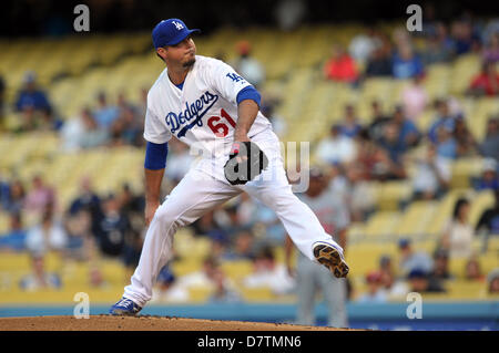 Los Angeles, CA, USA. 13. Mai 2013. Los Angeles Schwindler Krug ab Stellplätze Josh Beckett (61) während der Major League Baseball-Spiel zwischen den Los Angeles Dodgers und die Washington Nationals im Dodger Stadium in Los Angeles, CA. David Hood/CSM./Alamy Live News Stockfoto