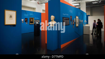 Zahlreiche Stücke sind auf der "Richard Wagner in Dresden"-Ausstellung im Stadtmuseum in Dresden, Deutschland, 26. April 2013 setzen. Veranstaltungen in Deutschland feiern 200. Geburtstag des Komponisten. Foto: Arno Burgi Stockfoto