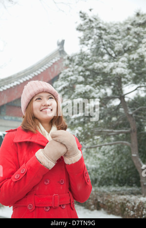 Junge Frau hält die Hände im Schnee Stockfoto