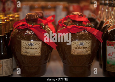 Reiswein-Flaschen im Regal bei 99 Ranch asiatischen Markt, Richmond, Kalifornien, USA, Nordamerika Stockfoto