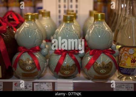 Reiswein-Flaschen im Regal bei 99 Ranch asiatischen Markt, Richmond, Kalifornien, USA, Nordamerika Stockfoto