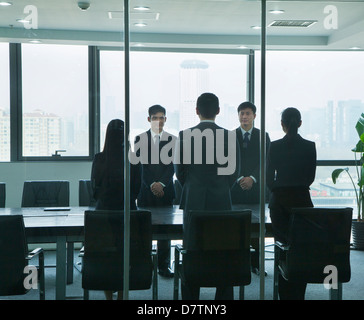 Geschäftsleuten stehen im Konferenzraum Stockfoto