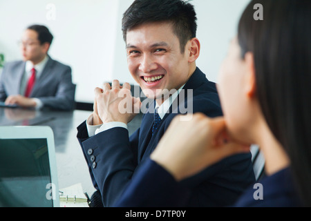 Geschäftsmann lächelnd und Blick in die Kamera Stockfoto