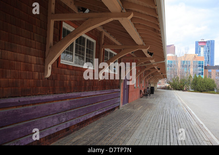 Alten CN-Bahnhof in Calgary (mit Calgary Tower) Stockfoto