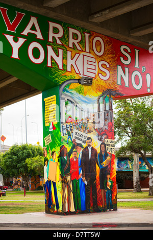 Das Wandbild Varrio Si. Yonkes Nein! im Chicano Park, Barrio Logan, unter die San Diego Coronado Bay Bridge, San Diego, Kalifornien Stockfoto