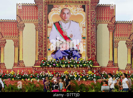 Phnom Penh, Kambodscha. 13. Mai 2013.  Geburtstag des Königs von Kambodscha ist ein nationaler Feiertag von Kambodscha anlässlich des Jahrestages der Geburtstag seiner Majestät König Norodom Sihamoni. Das fest wird jährlich am 13. Mai, das tatsächliche Geburtsdatum König Norodom Sihamony von Kambodscha in 1953.Phnom Penh vor dem Königspalast am 13. Mai beobachtet. Stockfoto