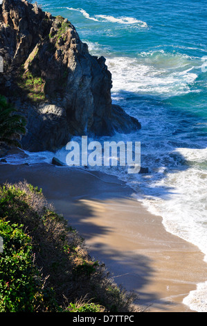 Reizvolle Aussicht von einer Klippe mit Blick auf den Pazifischen Ozean in der Nähe von Puerto Vallarta, Mexiko Stockfoto