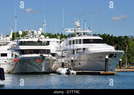 Teure Luxus-Yachten im Hafen von Puerto Vallarta, Mexiko. Stockfoto