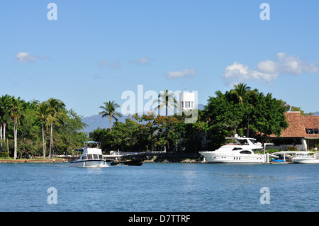 Blick auf Hafen und Boote in Puerto Vallarta, Mexiko Stockfoto