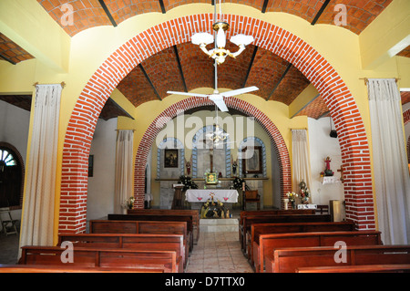 Innenaufnahme der Kirchenbänke und Altar in einer Nachbarschaft Kirche in Sayulita, Mexiko Stockfoto