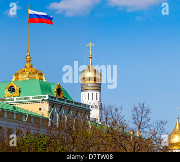 Großer Kremlpalast mit der russischen Flagge Kuppel Bell Tower von Iwan der große, der Kreml Stockfoto