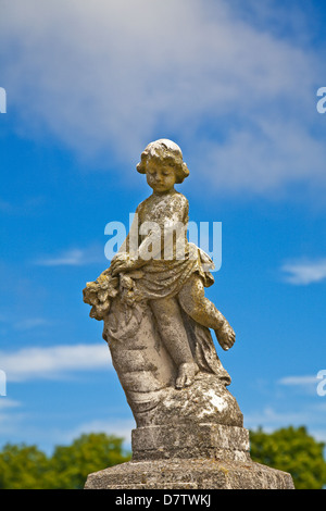 Eine steinerne Statue eines jungen Mädchens auf einem Friedhof. Stockfoto